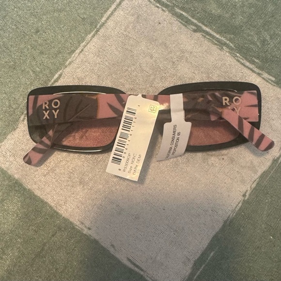 NWT Roxy Black Sunglasses with Pink Lenses - Picture 11 of 11